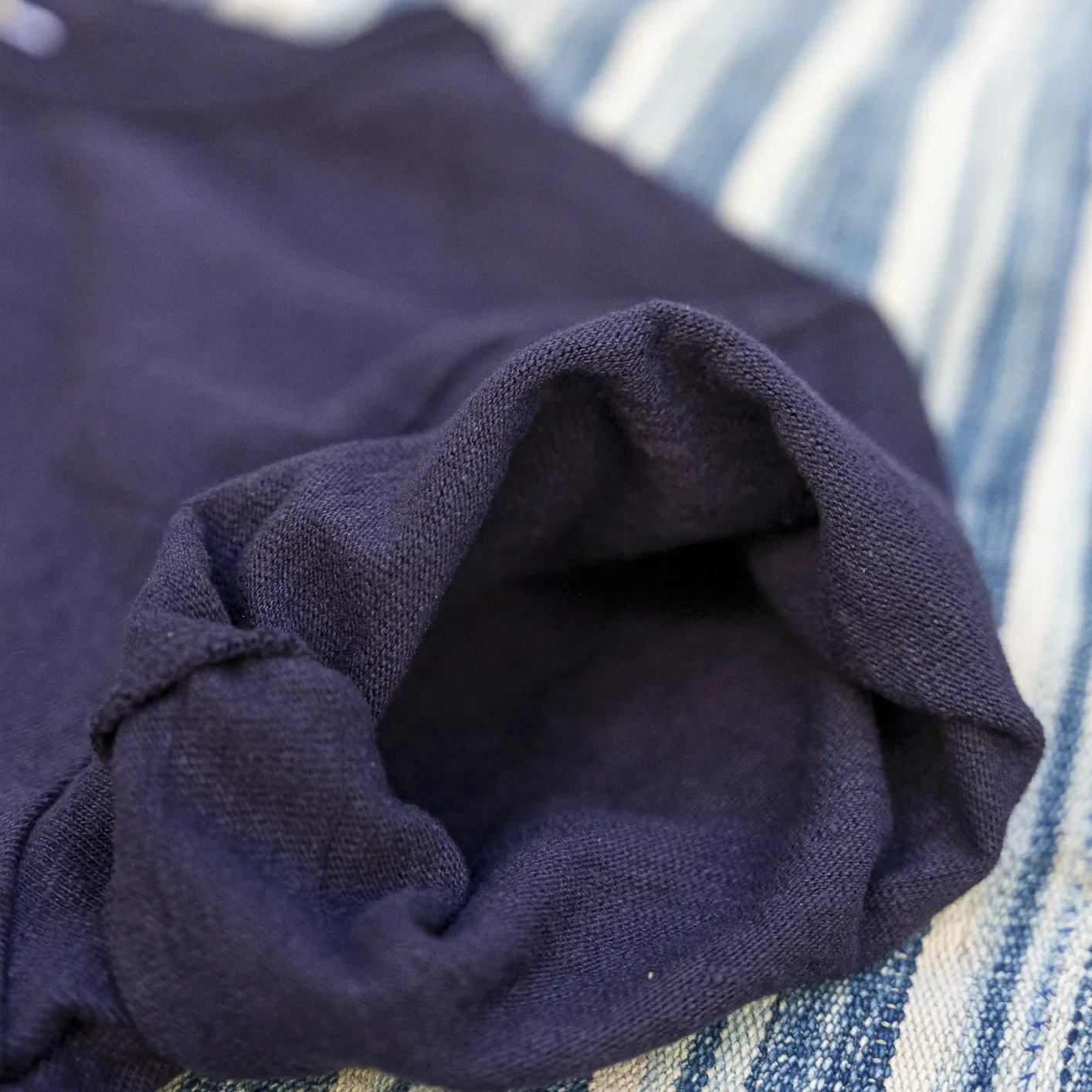 UES No.8 9.5oz Heavyweight Slub Nep T-Shirt - Navy - Image 4